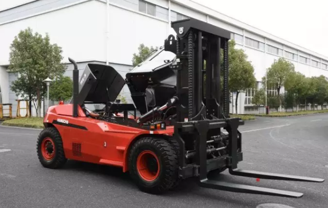 【大噸位】杭叉新款X系列16噸重裝叉車交付某企業(yè)！