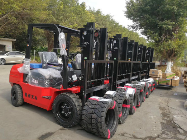 叉車?yán)系每?？不同階段的叉車保養(yǎng)你要注意！