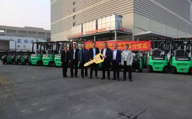 【強(qiáng)勢】杭叉集團(tuán)交付湖南某大型冷庫58臺鋰電池叉車！