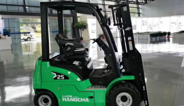 電動(dòng)叉車買鋰電的還是鉛酸的？當(dāng)然是鋰電的！