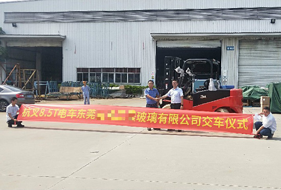 叉車搬運(yùn)玻璃？要輕拿輕放！